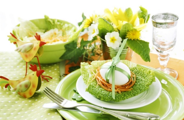 bordsdekorationer gröngula rätter blommor höns
