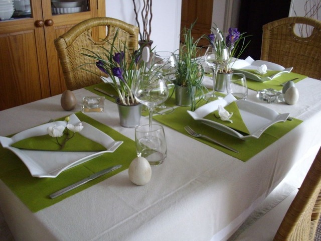 påsk bordsdekoration gröna färska krokusar lila gröna servetter