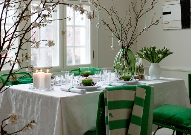 påsk bord dekoration idéer grönt vitt påskägg grenar