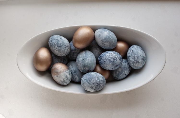 Idé för påskägg-marmor-effekt-blå-vit-brons-minimalistisk-enkel