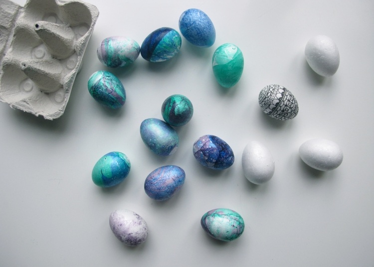Idé för påskägg-marmor-effekt-dekoration-frigolit-tinker-blå-grön