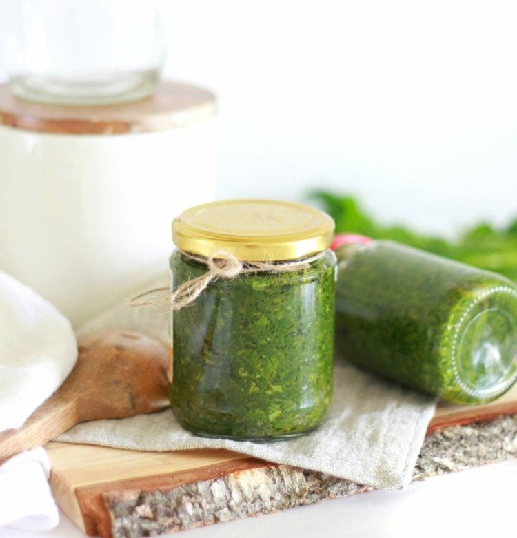 Behåll basilika, tillsätt salt och purépesto