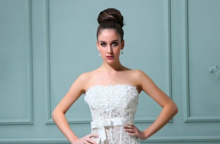 frisyr för axelbandslös klänning hög bulle elegant look spets updo