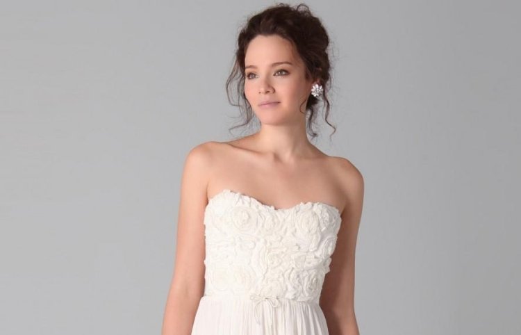 frisyr-axelbandslös-klänning-updo-pinned-out-höjdpunkter