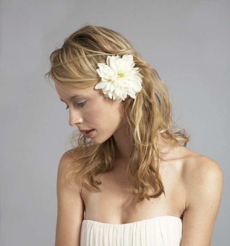 frisyr-axelbandslös-klänning-bröllop-halvöppen-blomma-tillbehör-sido-tucked