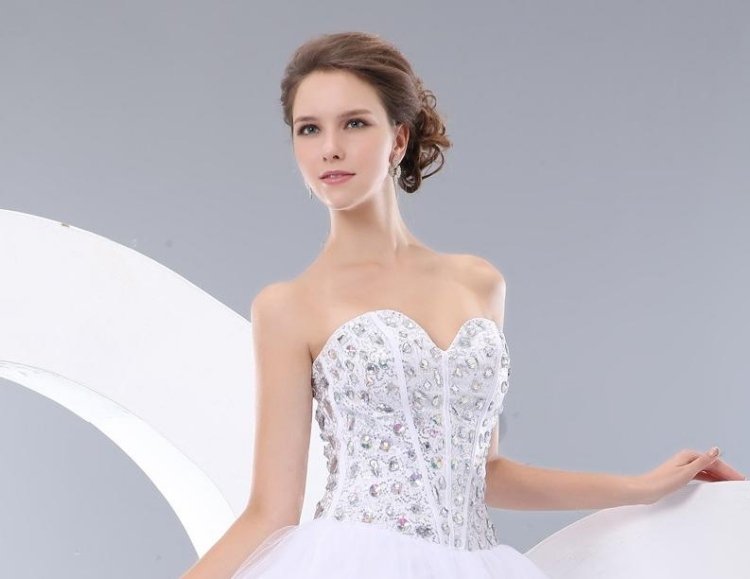 frisyr-axelbandslös-klänning-chignon-djup-bröllop