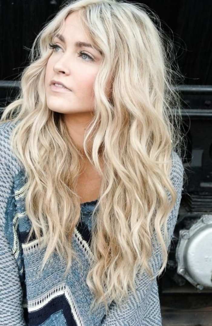 Frisyr-med-lockar-mitten-parting-beachy-vågor-boho-stil