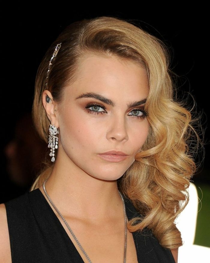 vacker-frisyr-med-lockar-tucked-in-side-parting