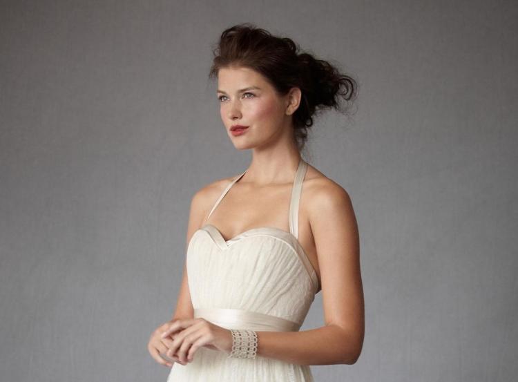 frisyr-för-grimma-hals-klänning-bröllop-rörigt-look-empire-stil-klänning