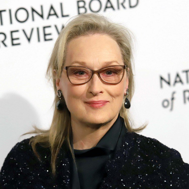 Medellånga frisyrer för äldre kvinnor med glasögonen Meryl Streep