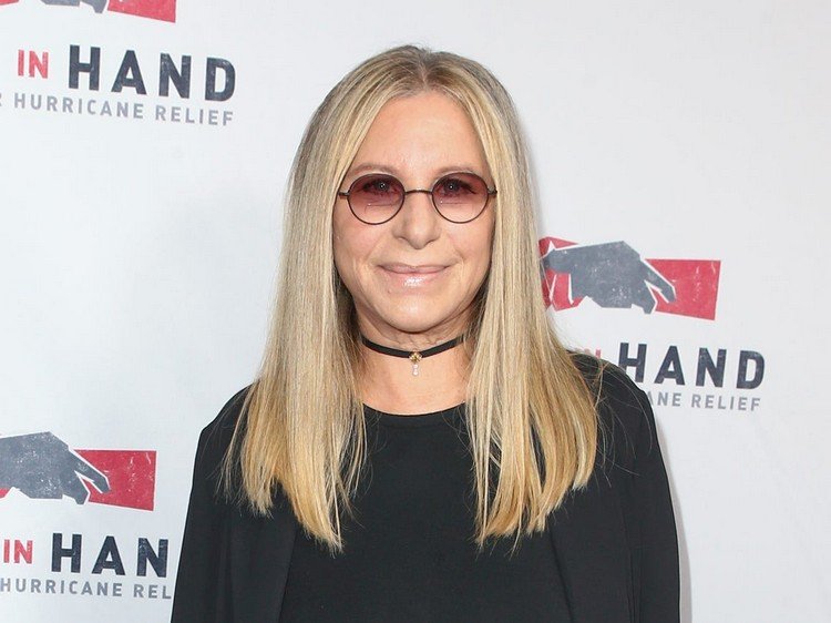 Barbra Streisand frisyr medellång med runda glasögon