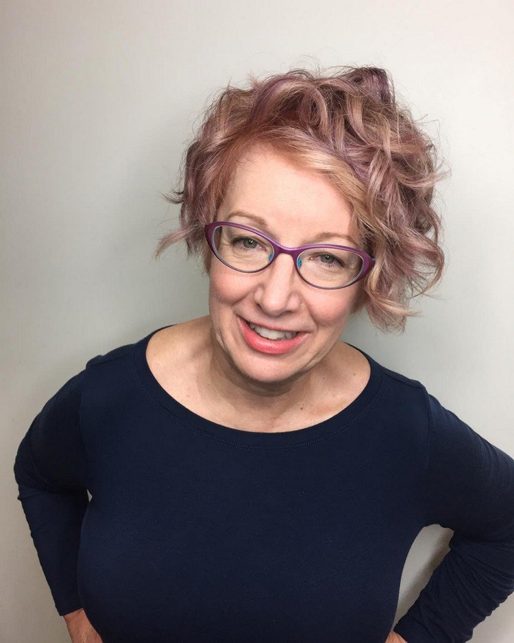 Kombinera kort rosa hår med glasögon för kvinnor över 50 år