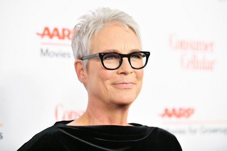 fräckt kort hårklippning för kvinnor över 50 år med glasögon Jamie Lee Curtis
