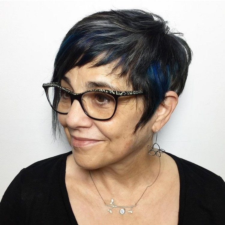 Fräck kort frisyr med höjdpunkter för kvinnor över 50 med glasögon