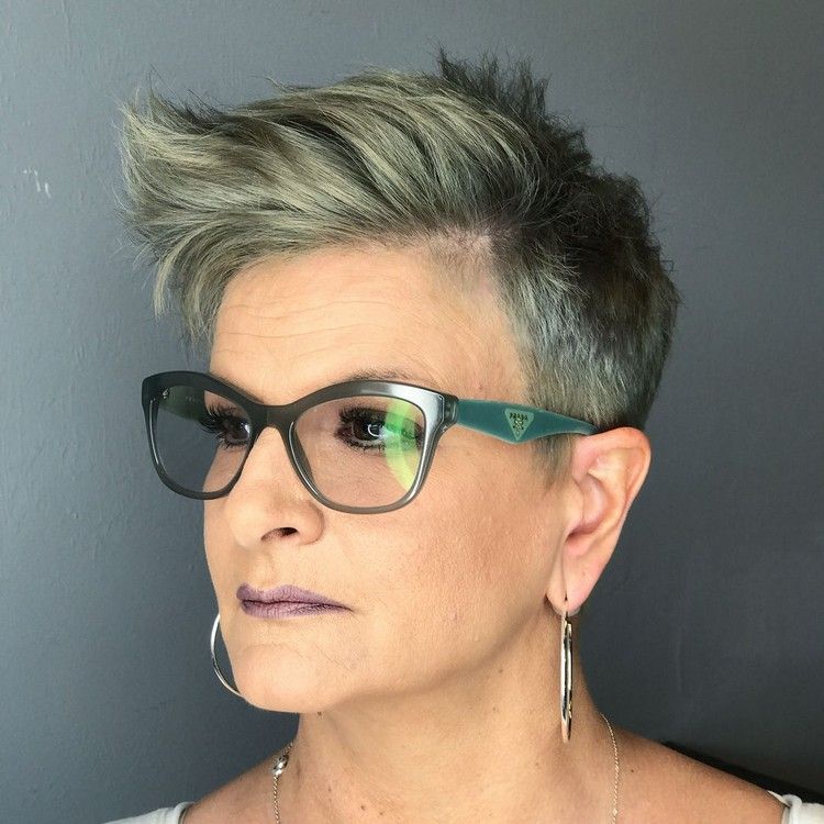Snygg kort frisyr för kvinnor över 50 år med stora glasögon