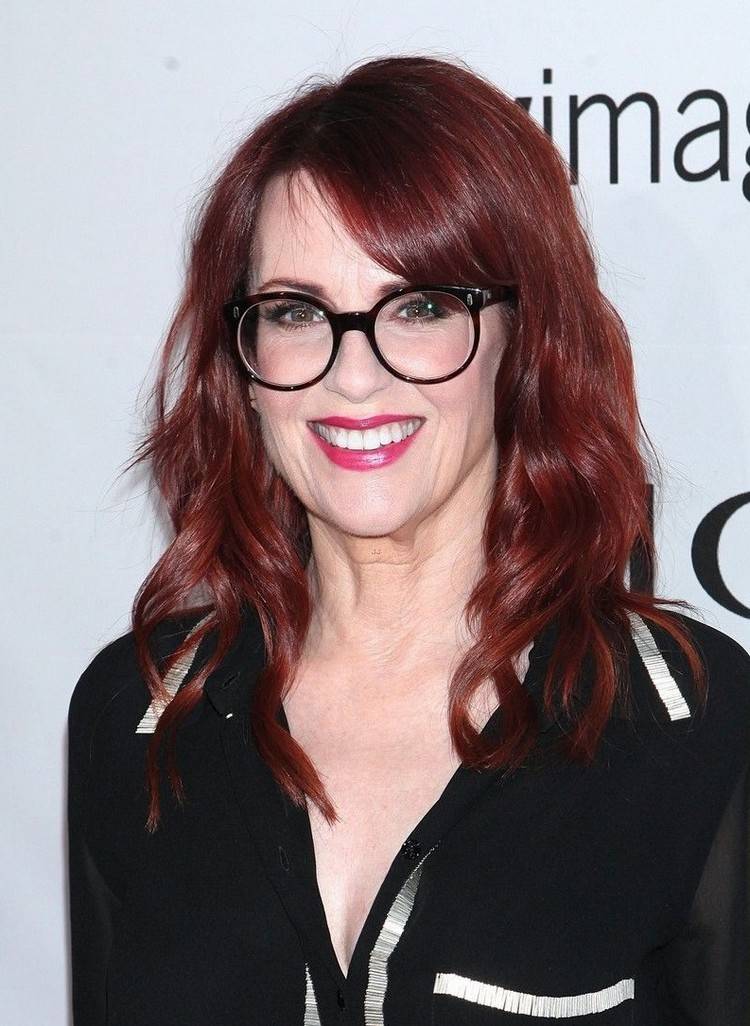 Frisyrer för kvinnor över 50 med glasögon medellångt rött hår med lugg