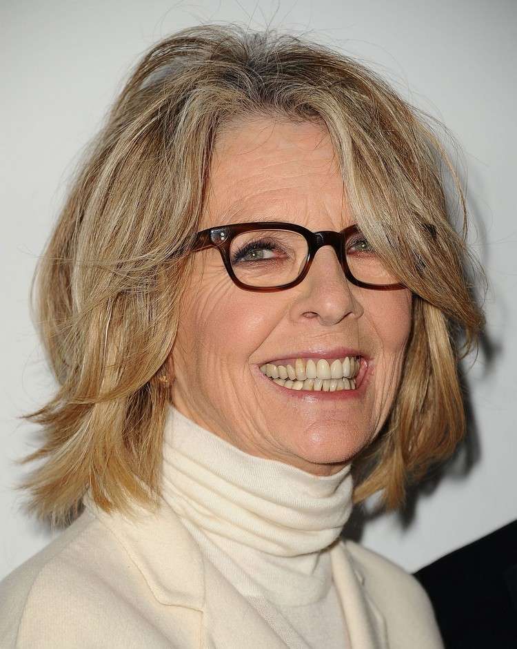 Frisyrer för kvinnor över 50 år med glasögon i nivå med Bob Diane Keaton