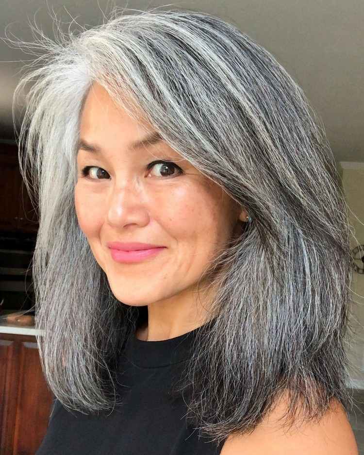 Långt hår över 50 låter grått hår växa ut