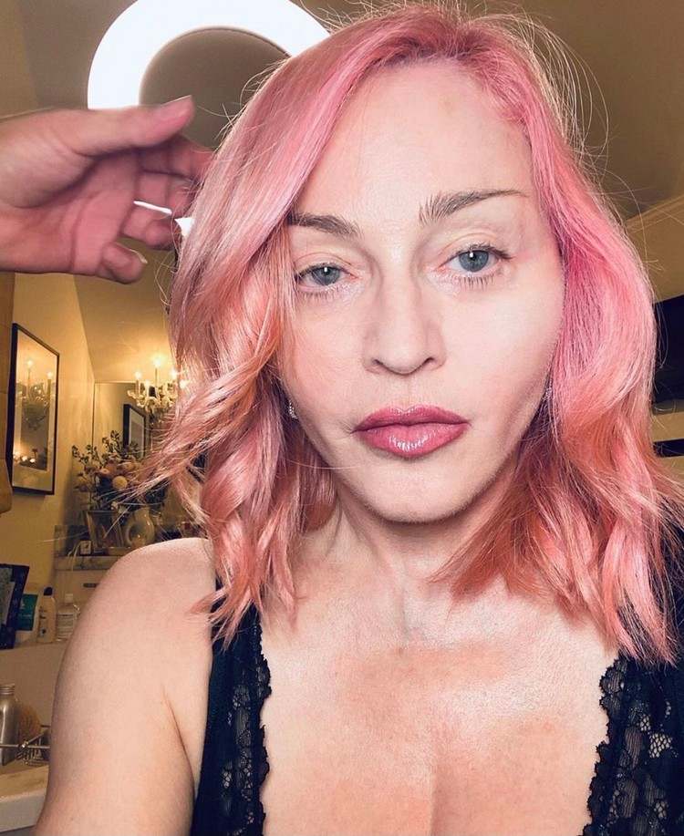 Madonnas frisyrer rosa hårlagrade frisyrer från 50 långt hår