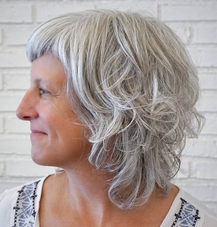 Grå hår damer medellång bob med lugg frisyr kvinnor över 50