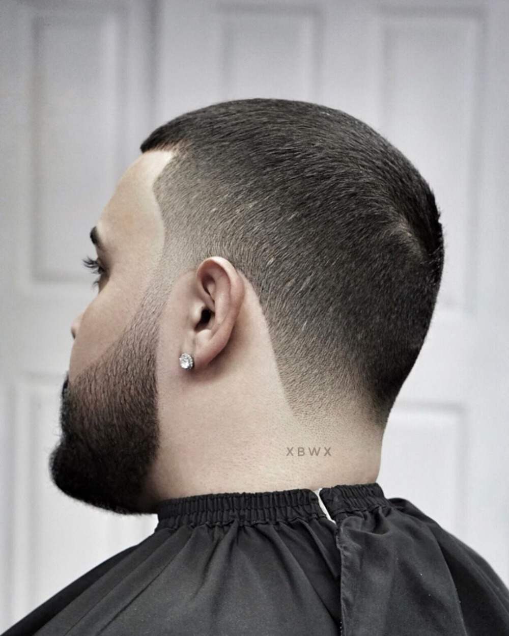 hårets baksida kort klippt med buzz cut eller underskärning med skägg