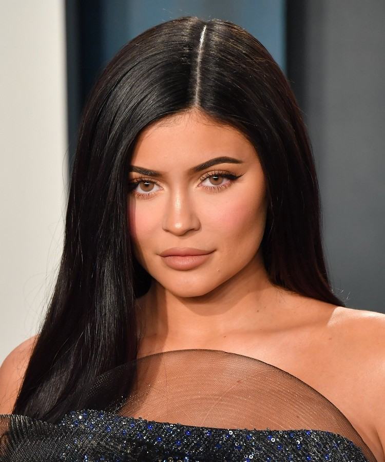 Kylie Jenner frisyrer för låg panna