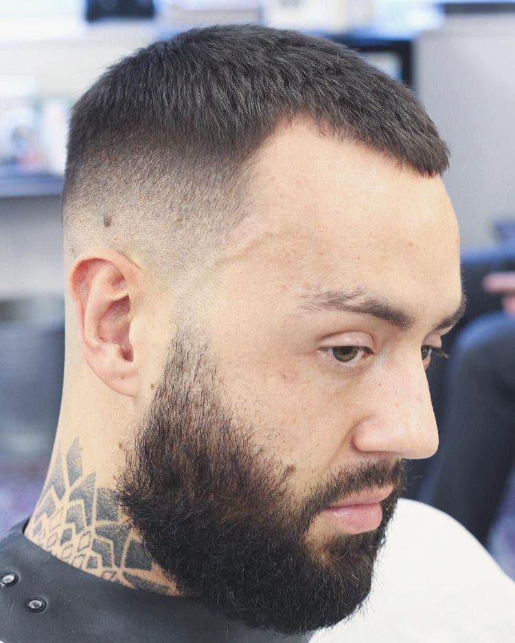 frisyrer med avtagande hårlinjer för män frisyr dölja hårlinje buzz cut blekna