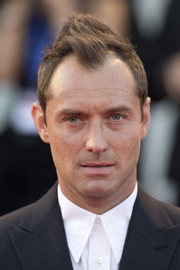 jude law med irokesen frisyr döljer avtagande hårlinje mohawk irokesen frisyr
