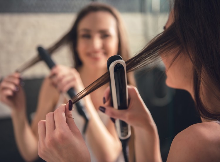 Vad måste du tänka på när du rätar ut håret? Frisyrer med plattång