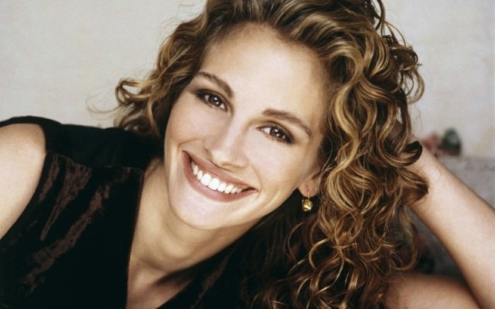 Curls-by-Julia-Roberts-with-light-strands