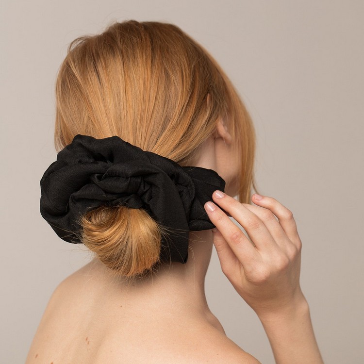 Scrunchie -frisyrer för trender för kort hårstrån 90 -talet