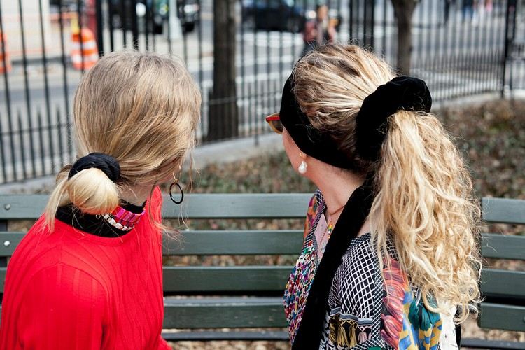 Frisyrer med Scrunchies Updos för trender med långt hår