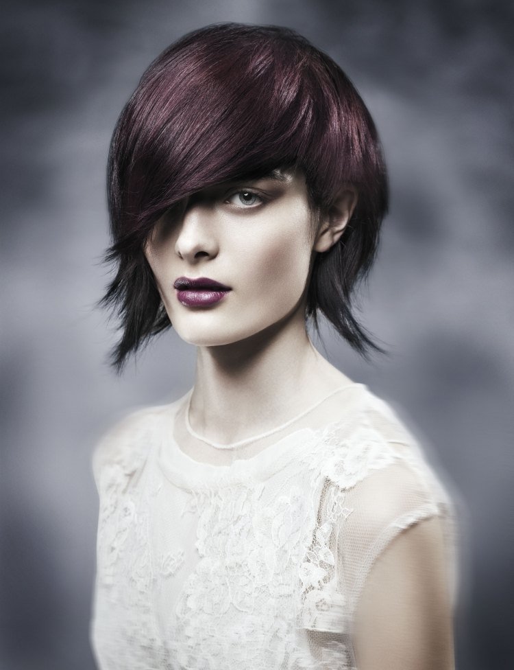 frisyrer-medelfärg-hår-merlot-violett-lila-nyans-spets-klänning