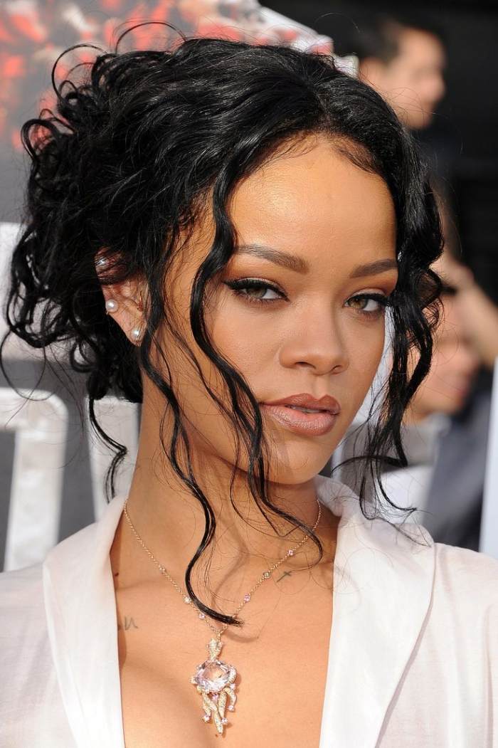 Frisyrer trender i höst -undone-updo-rihanna