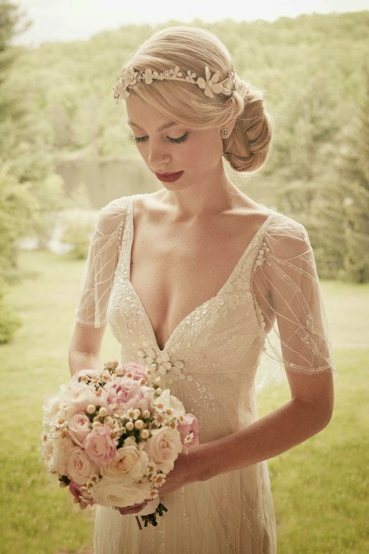 frisyrer för bröllop elegant bulle sida huvudbonad krans brudbukett retro klänning