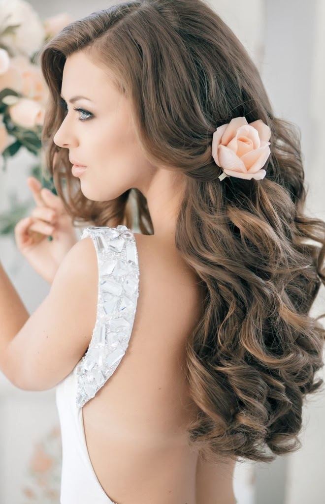 frisyrer för bröllop öppen-hår-lockar-blomma-hår tillbehör
