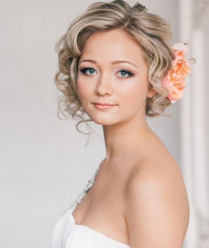 kort frisyr-bröllop-lockar-blomma-tillbehör-brud