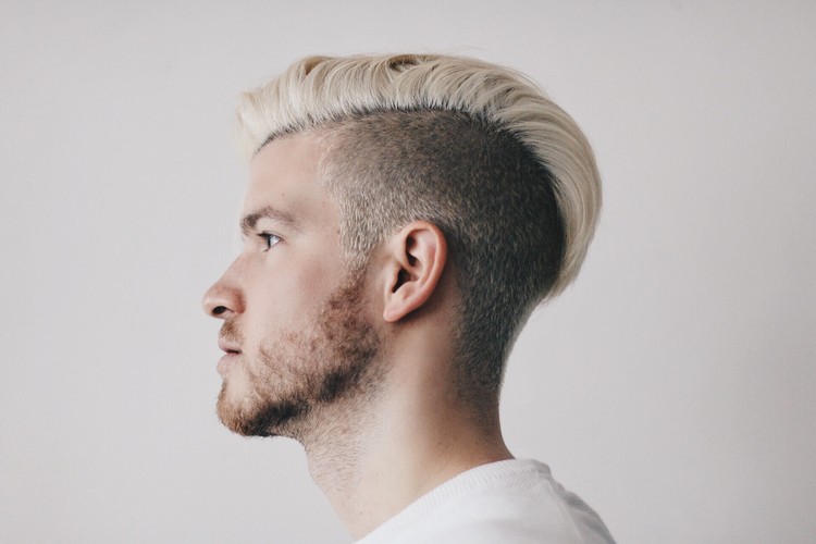 frisyr-trender-män-blond-hår-män-frisyr-sidecut-sida avskiljning
