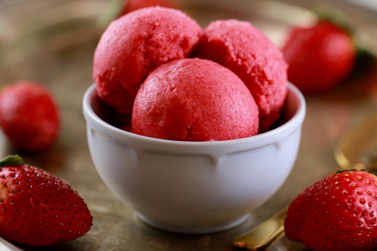 Gör din egen frysta yoghurt utan glassmaskin, jordgubbsglass med låg kaloriinnehåll