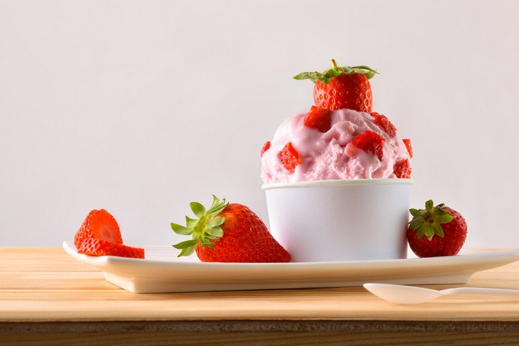 Gör din egen jordgubbsfrysta yoghurt utan glassmaskin