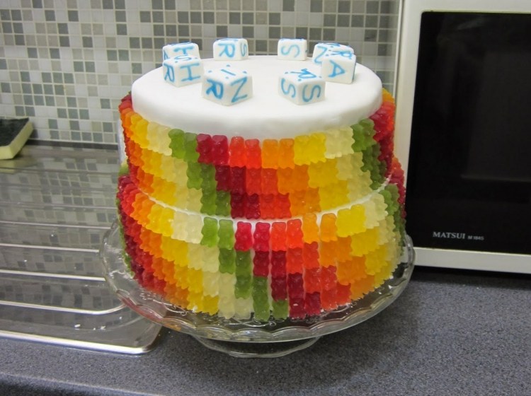 frukt-tuggummi-tårta-gummi-björn-kuber-dekoration-färgglada-regnbåge