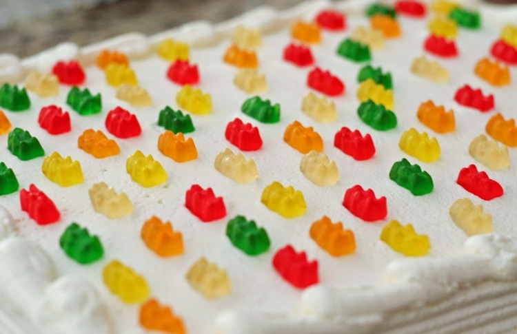 frukt-tuggummi-tårta-dekoration-gummy-glasyr-diy-idé