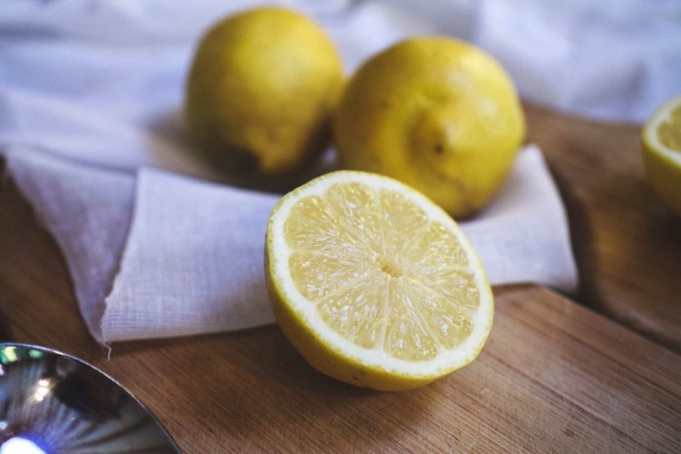 fruktsyrskalning-gör-det-själv-citronsaft-pressning-syra-skal-diy