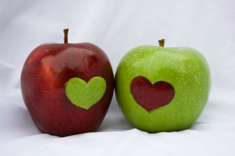 fruktsyrskalning-gör-det-själv-äpple-sur-grön-röd-hjärt-hudvård
