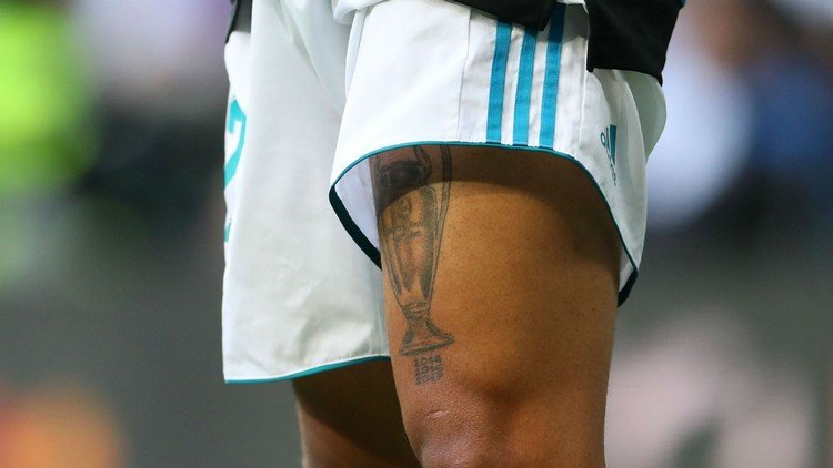 lår tatuering med champions league trofé som fotbollsspelare tatueringar design