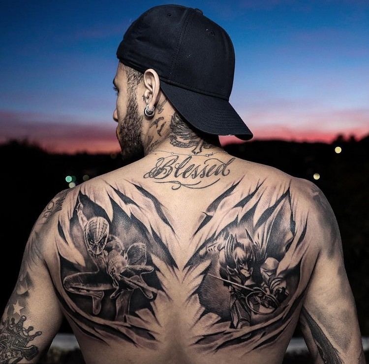 neymar välsignade tatuering på baksidan serier hjältar spiderman cross och religiös tatuering på nacken