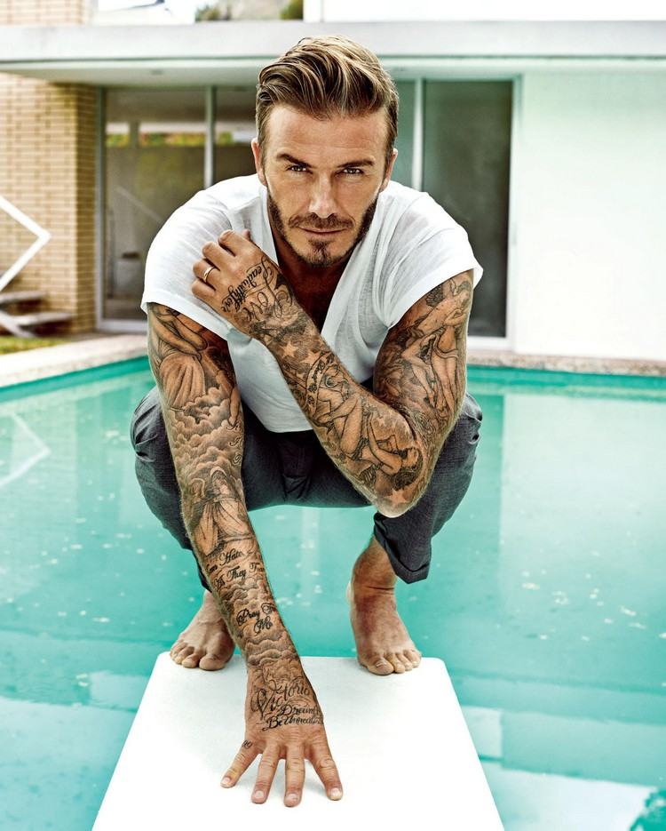 tatueringar med hela armen av David Beckham poserar framför poolen