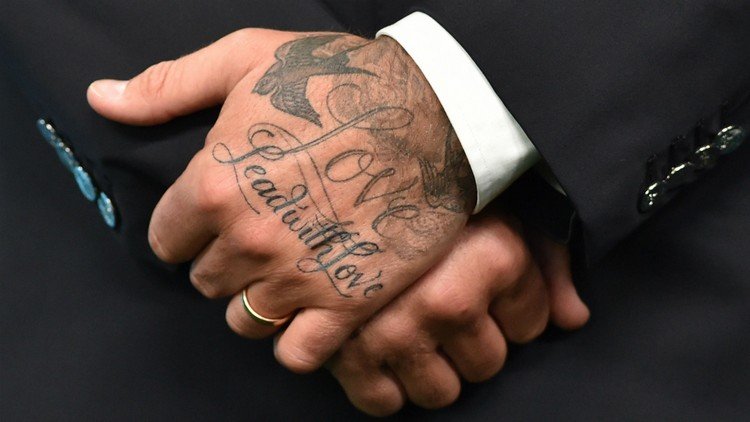 David Beckham tatuering till hands med att skriva kärlek och fåglar