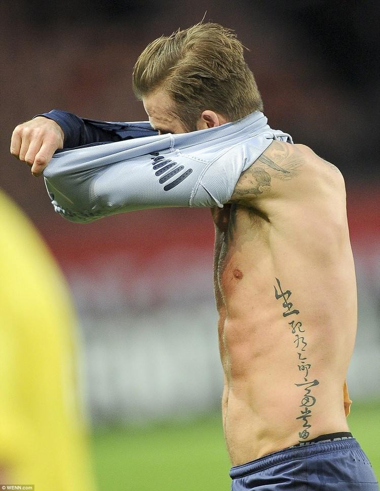 David Beckham -inskription på vänster kroppssida tatuering med mening om liv och död