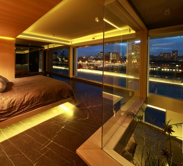 marmor svart golv sovrum design belysning indirekt glasvägg